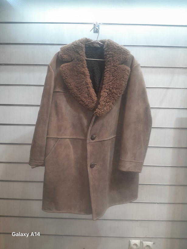 اورکت مردانه چرم جیر گوسفندی اصلی یقه پوست گوسفندمیرینوس طبیعی برند leather SAJAD بادام بسیار بالا