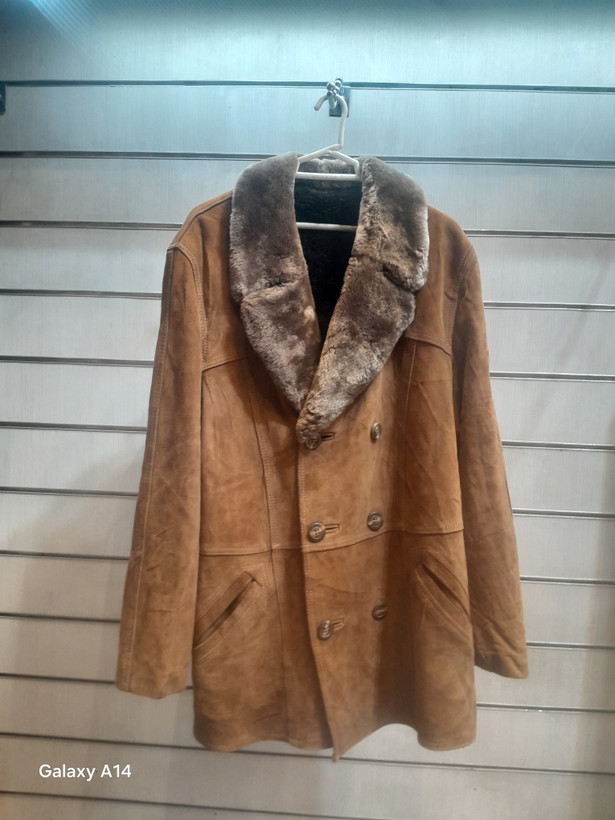 اورکت مردانه چرم جیر گوسفندی اصلی یقه پوست گوسفندمیرینوس طبیعی برند leather SAJAD بادام بسیار بالا