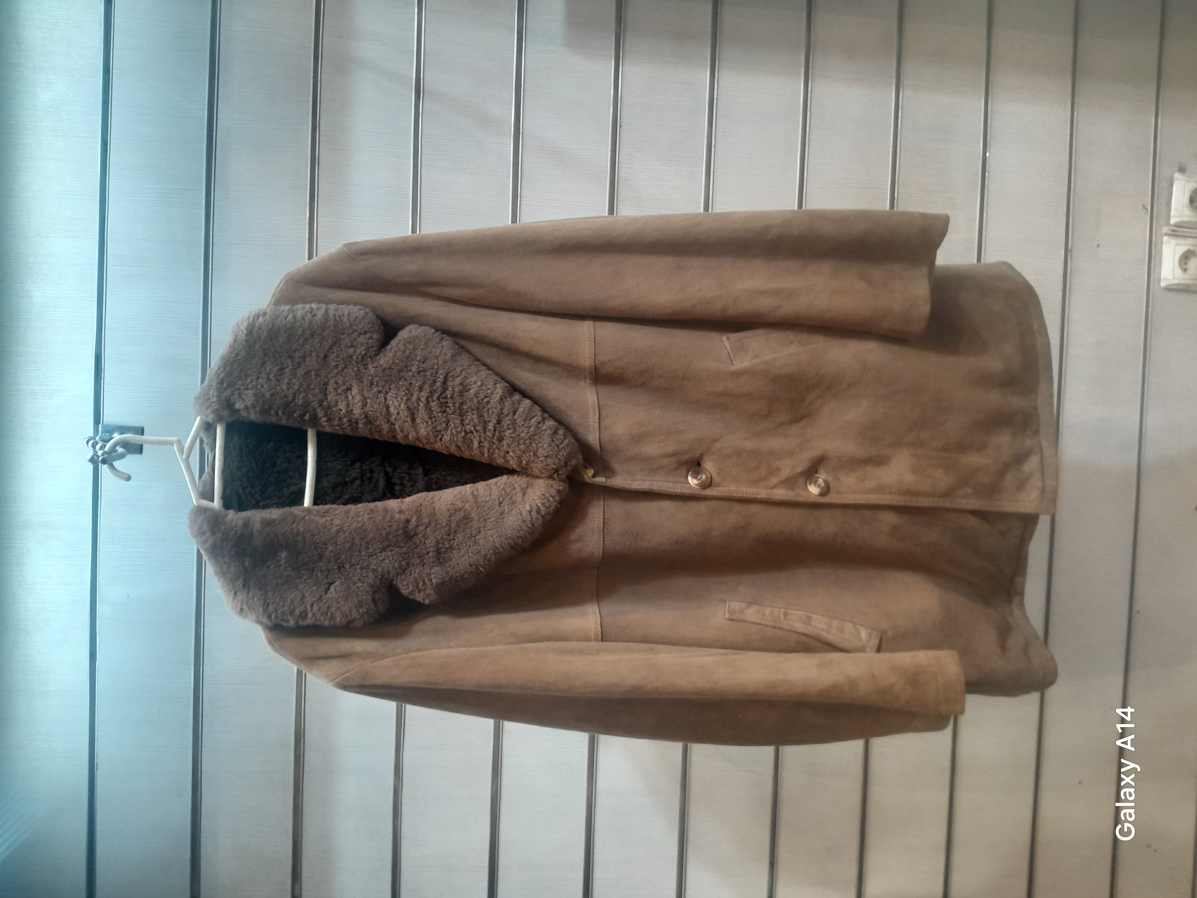 اورکت مردانه چرم جیر گوسفندی اصلی یقه گوسفندمیرینوس طبیعی برند leather SAJAD بادام بسیار بالا