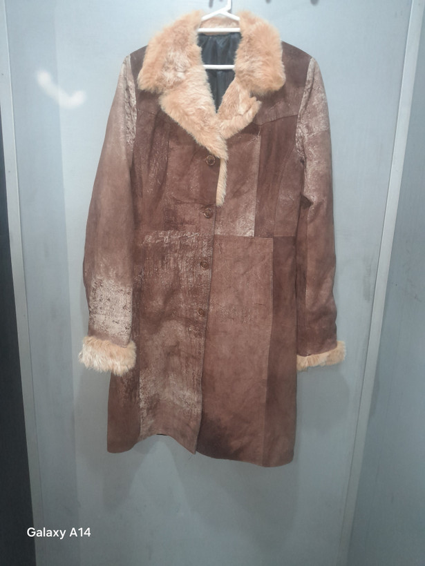 پالتو زنانه چرم جیر طبیعی یقه پوست خرگوش طبیعی برند leather SAJADبادوام بسیار بالا