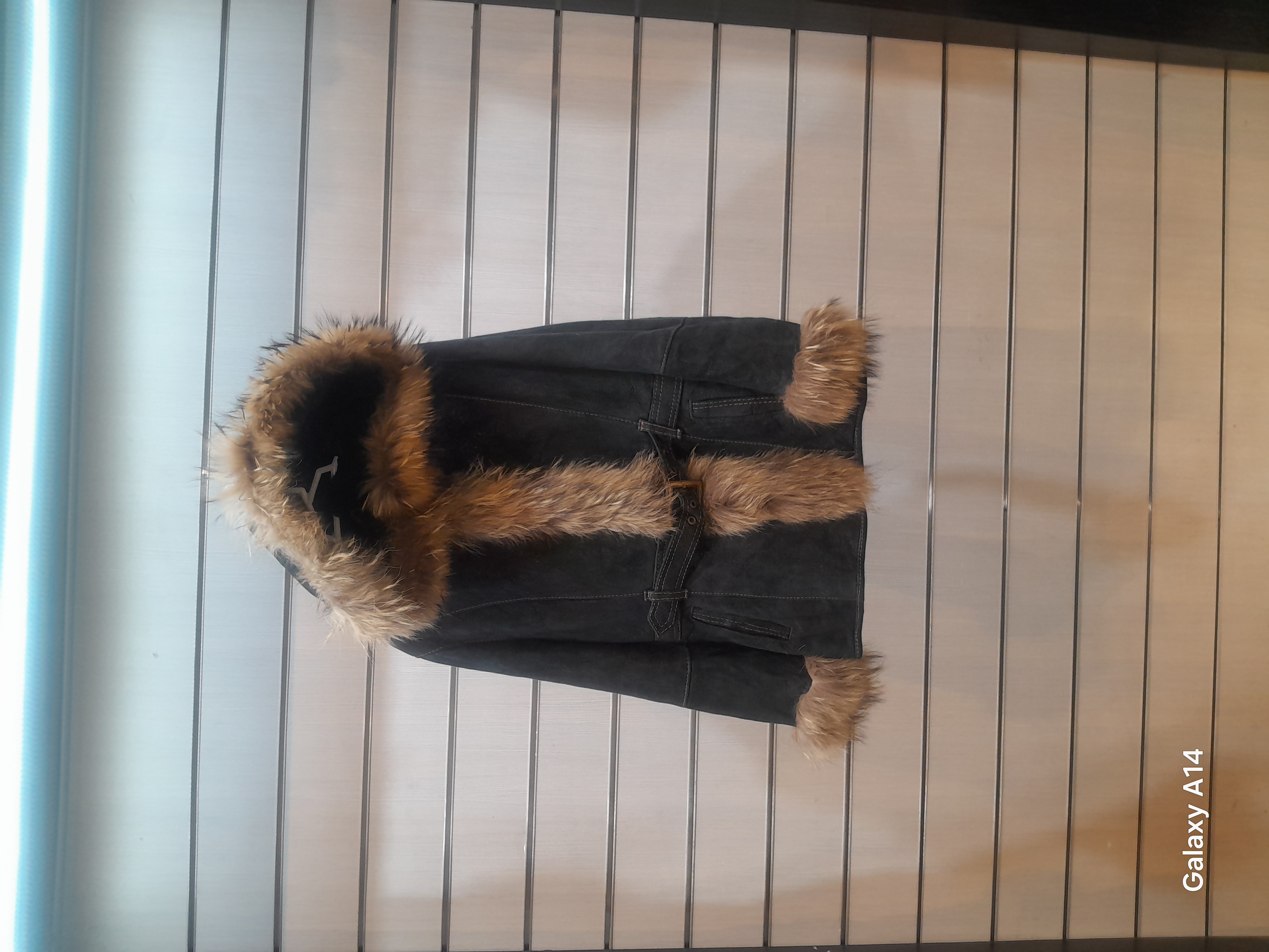 پالتو زنانه پوست بوفالو یقه پوست گرگ طبیعی برند leather SAJADبادوام بسیار بالا